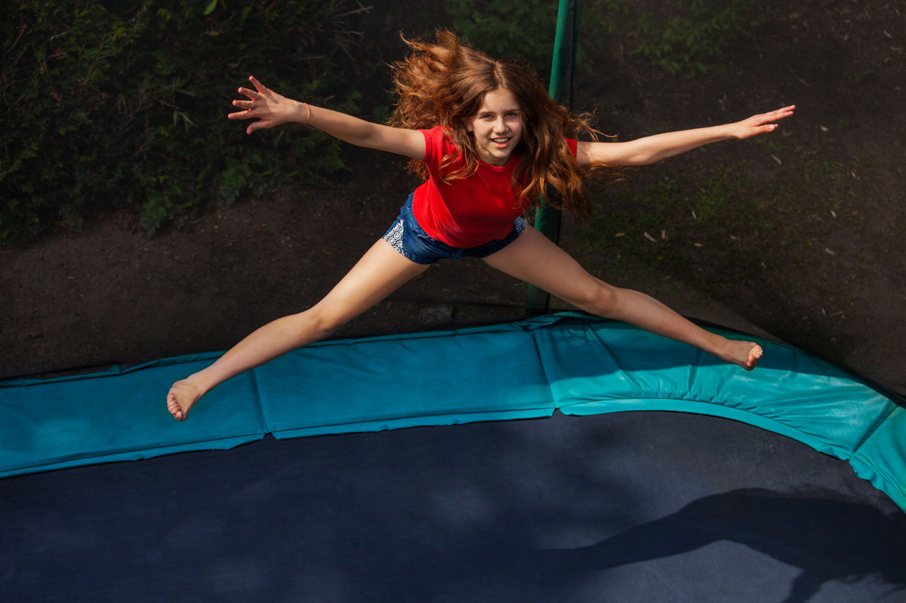 Pige hopper på trampolin